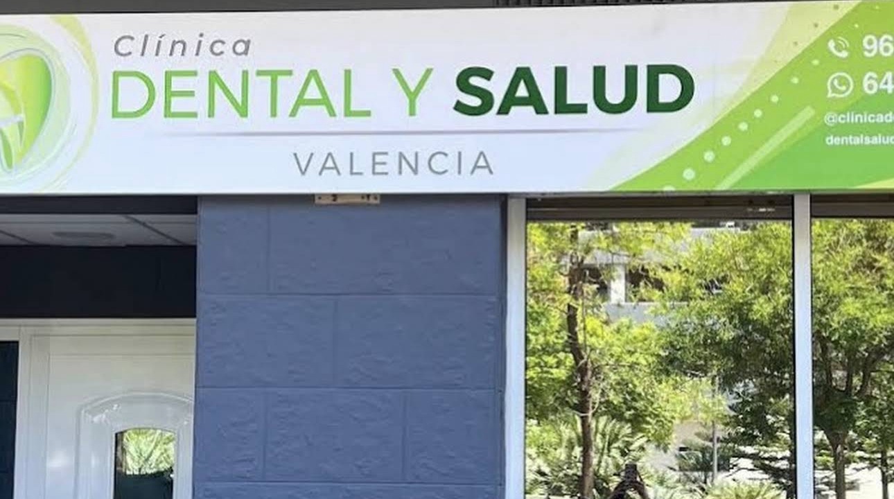 Entrada de Clínica Dental y Salud Valencia en C/ del Riu Nervión, 9